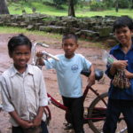 土産物を売る子どもたち（カンボジア）