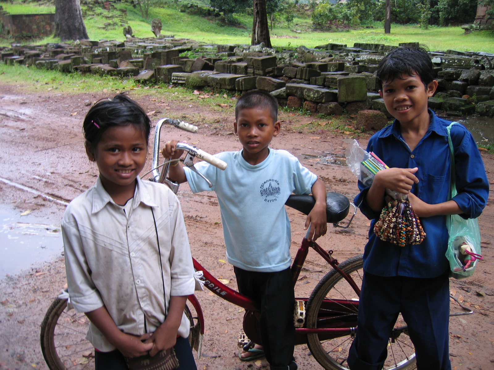 土産物を売る子どもたち カンボジア わくわく教材ランド