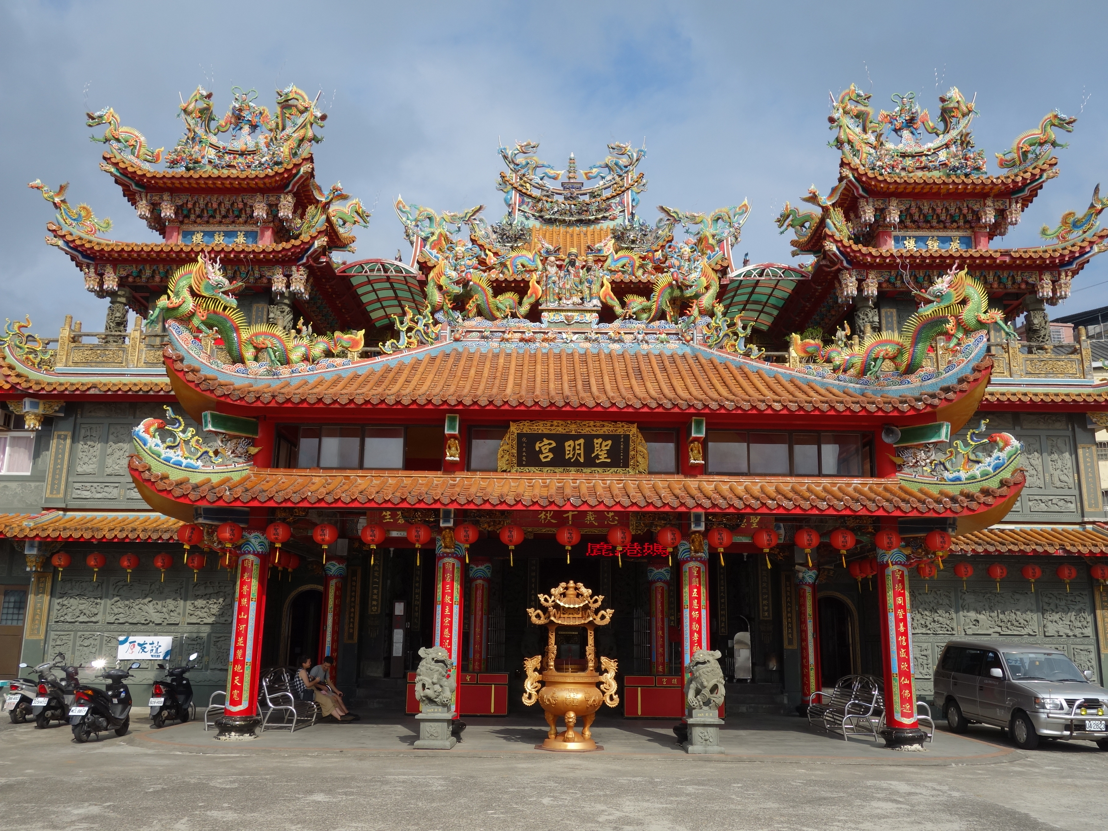 無数の龍に守られる「聖明宮」（台湾）